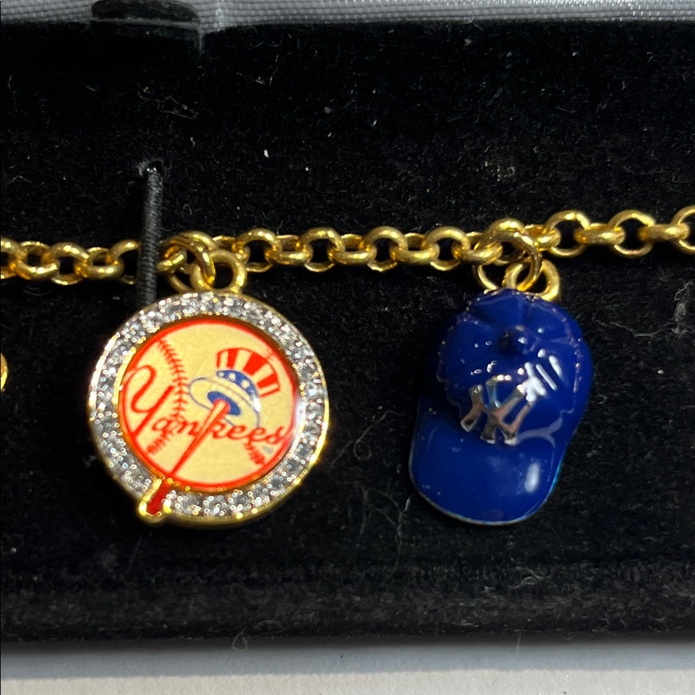 Vintage Danbury Mint 24k New York Yankees Gold Charm Bracelet Baseball Theme - Picture 7 of 10